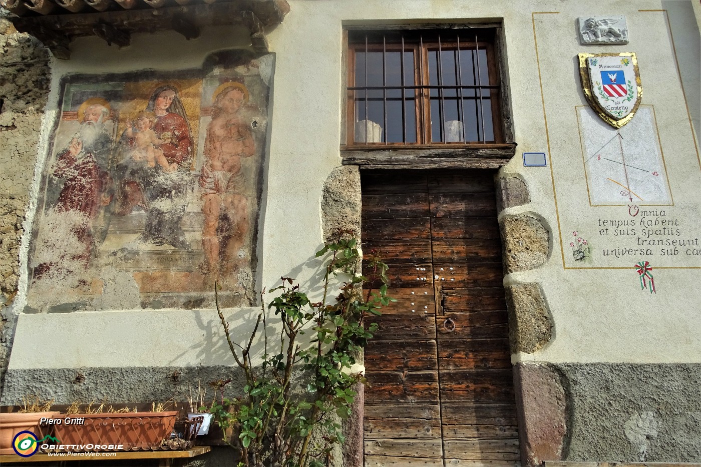 18 Casa Annovazzi con stemma, meridiana, affresco con Madonna e Santi.JPG
